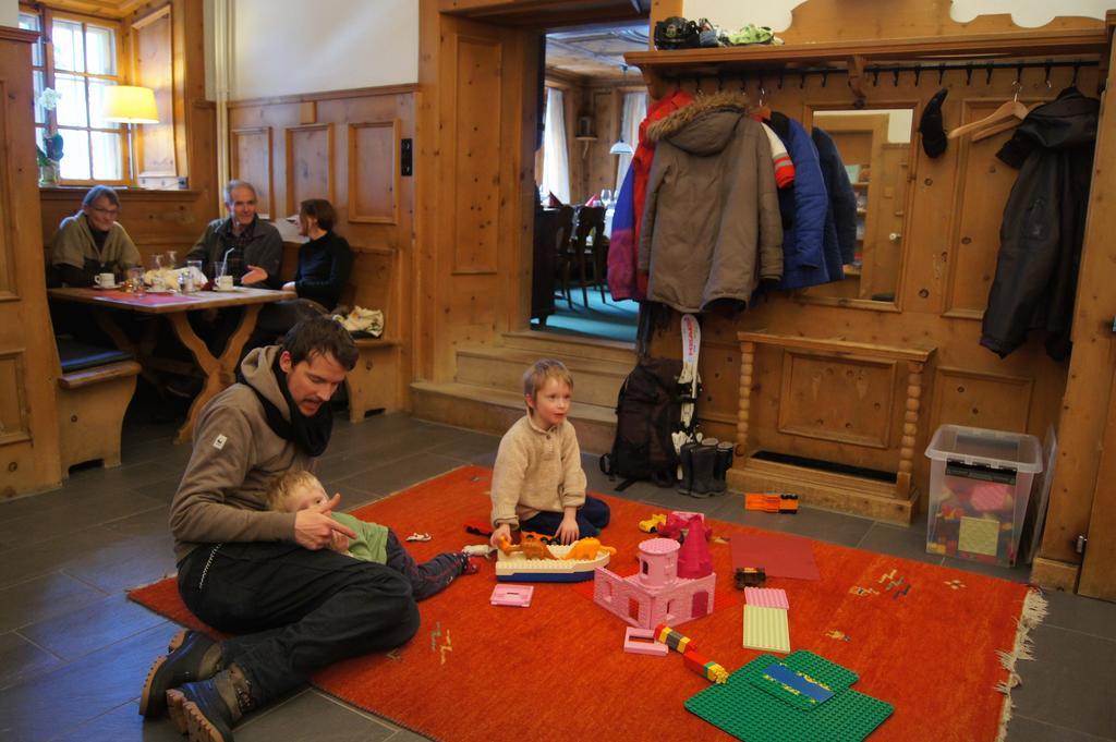 Hotel Weisses Kreuz Berguen Bagian luar foto