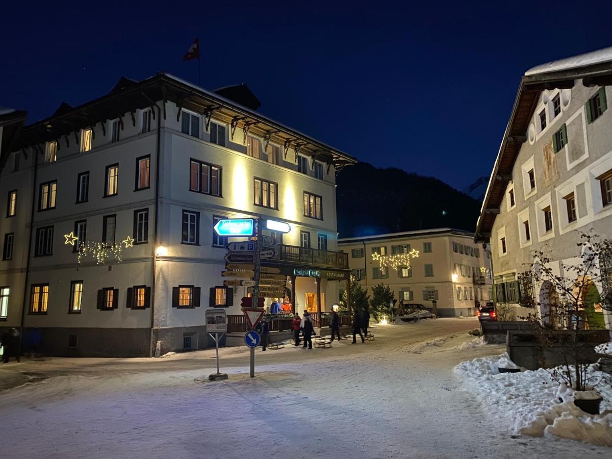 Hotel Weisses Kreuz Berguen Bagian luar foto