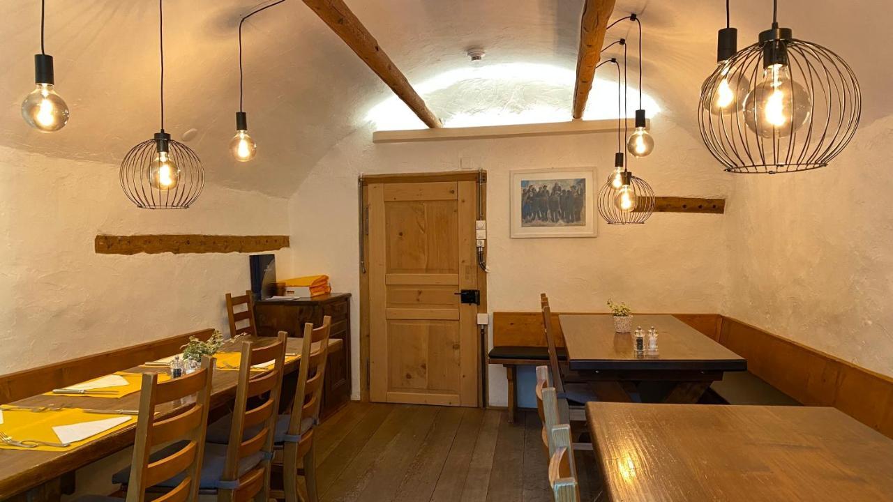 Hotel Weisses Kreuz Berguen Bagian luar foto