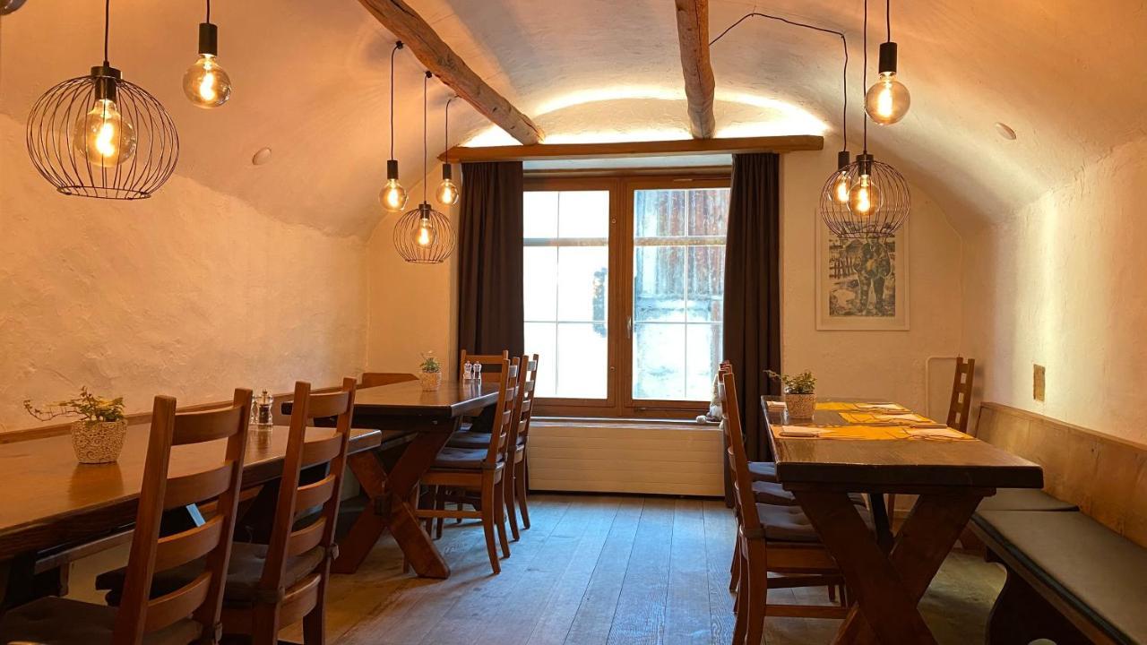 Hotel Weisses Kreuz Berguen Bagian luar foto