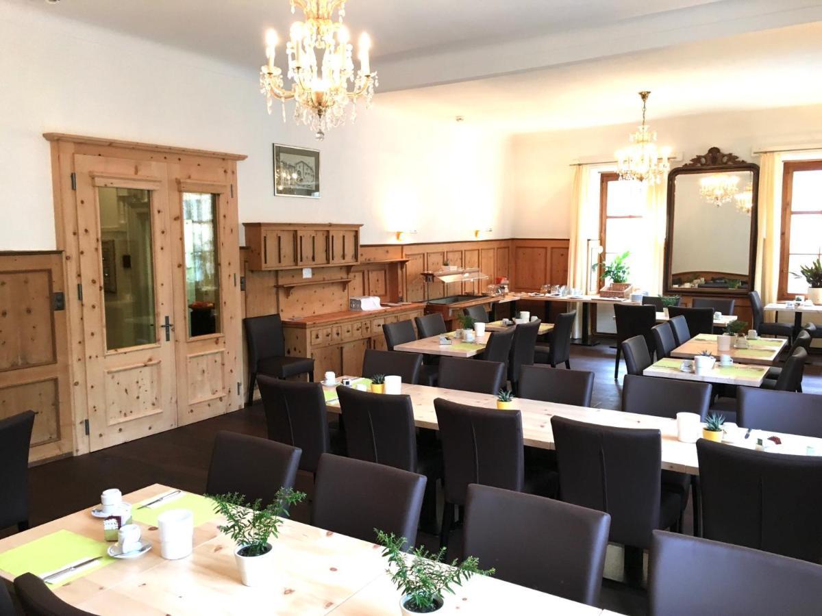 Hotel Weisses Kreuz Berguen Bagian luar foto