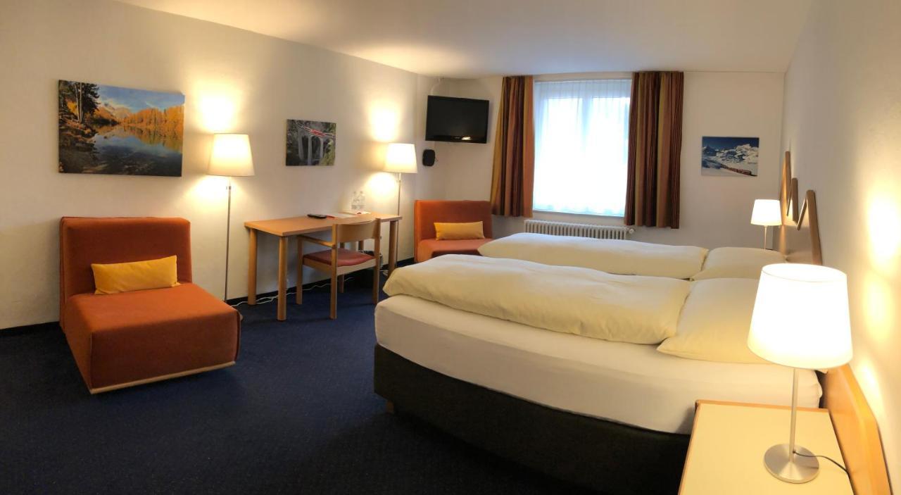 Hotel Weisses Kreuz Berguen Bagian luar foto