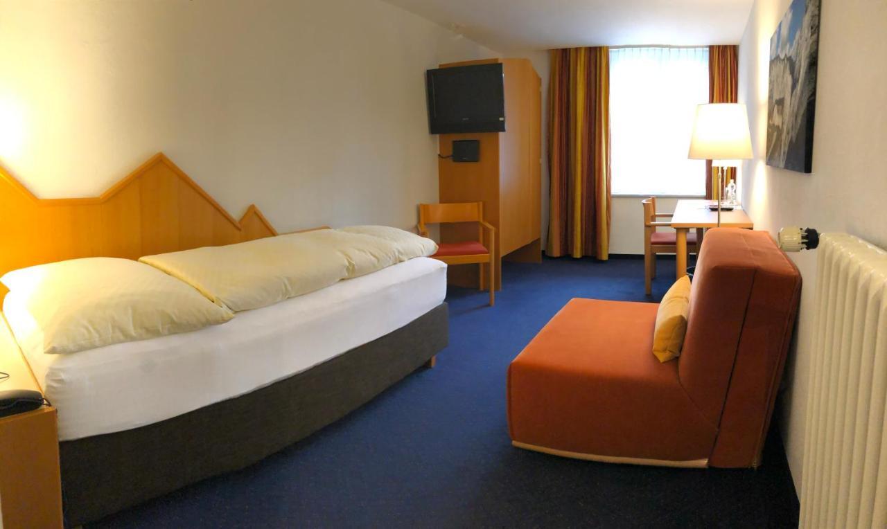 Hotel Weisses Kreuz Berguen Bagian luar foto