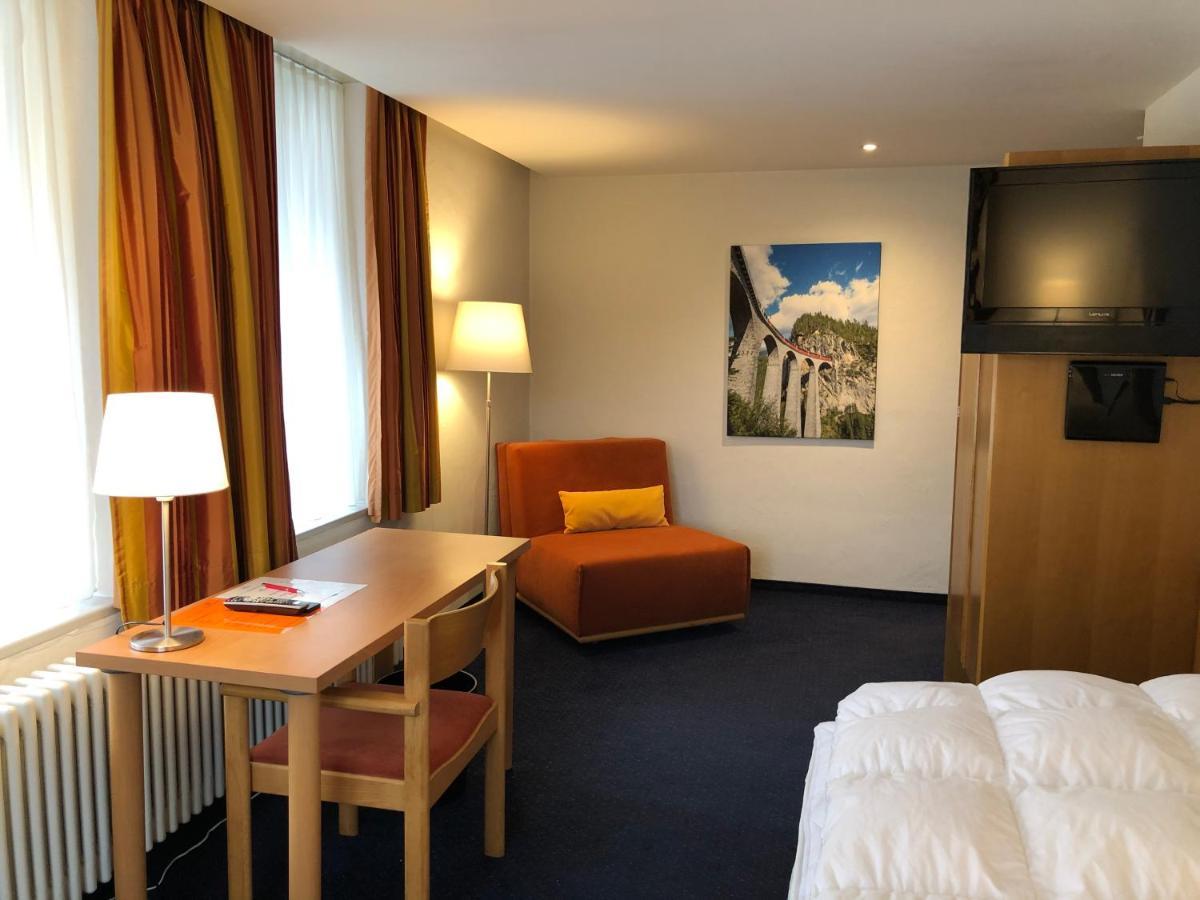 Hotel Weisses Kreuz Berguen Bagian luar foto