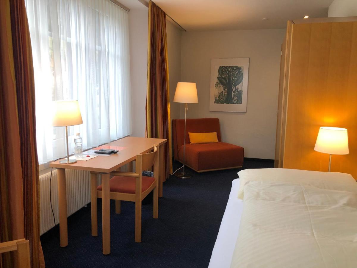 Hotel Weisses Kreuz Berguen Bagian luar foto