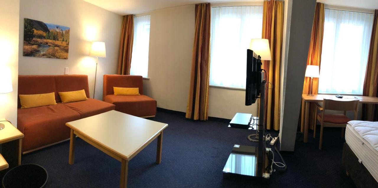 Hotel Weisses Kreuz Berguen Bagian luar foto