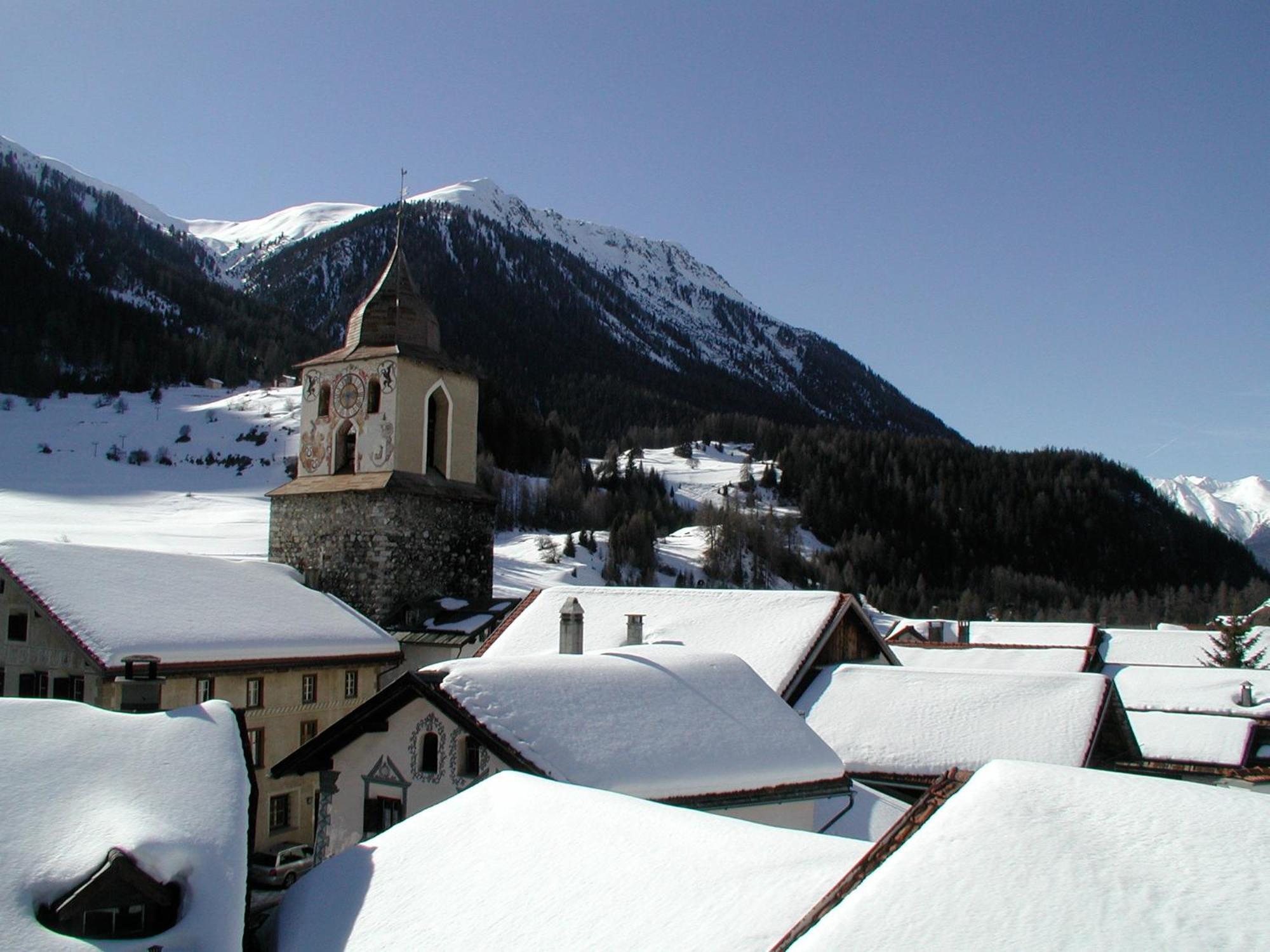 Hotel Weisses Kreuz Berguen Bagian luar foto