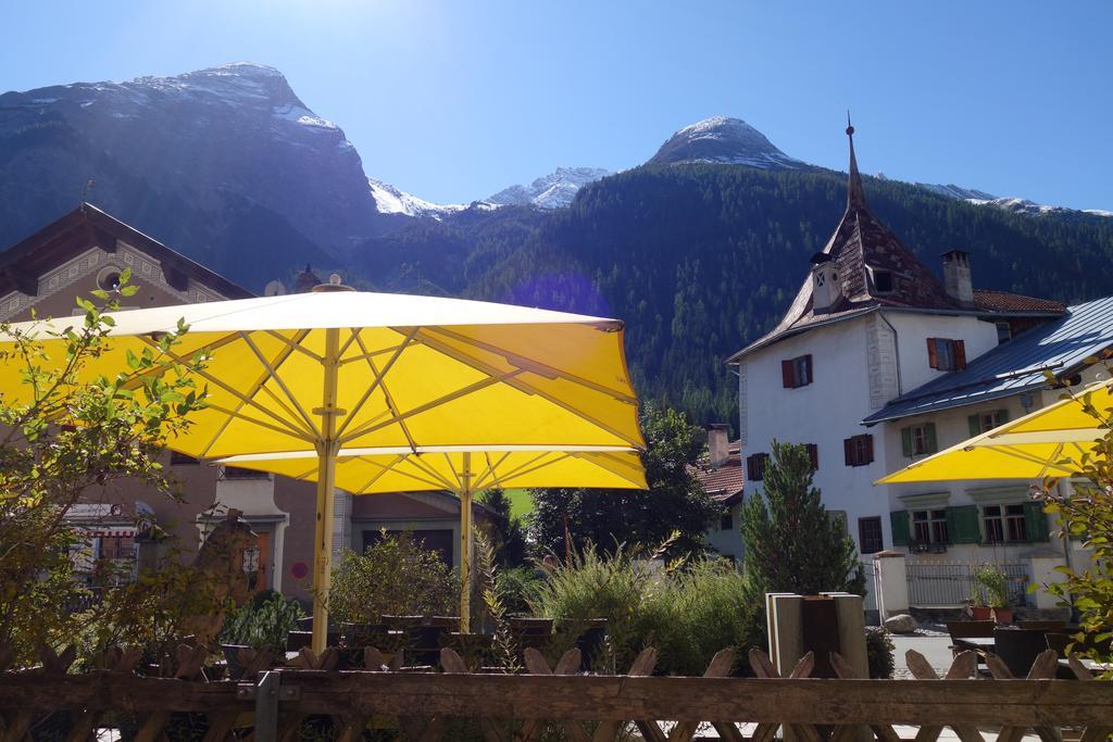 Hotel Weisses Kreuz Berguen Bagian luar foto