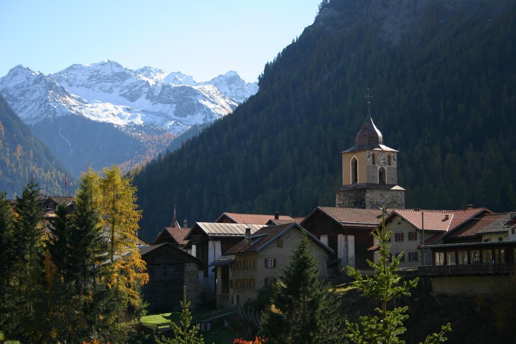 Hotel Weisses Kreuz Berguen Bagian luar foto